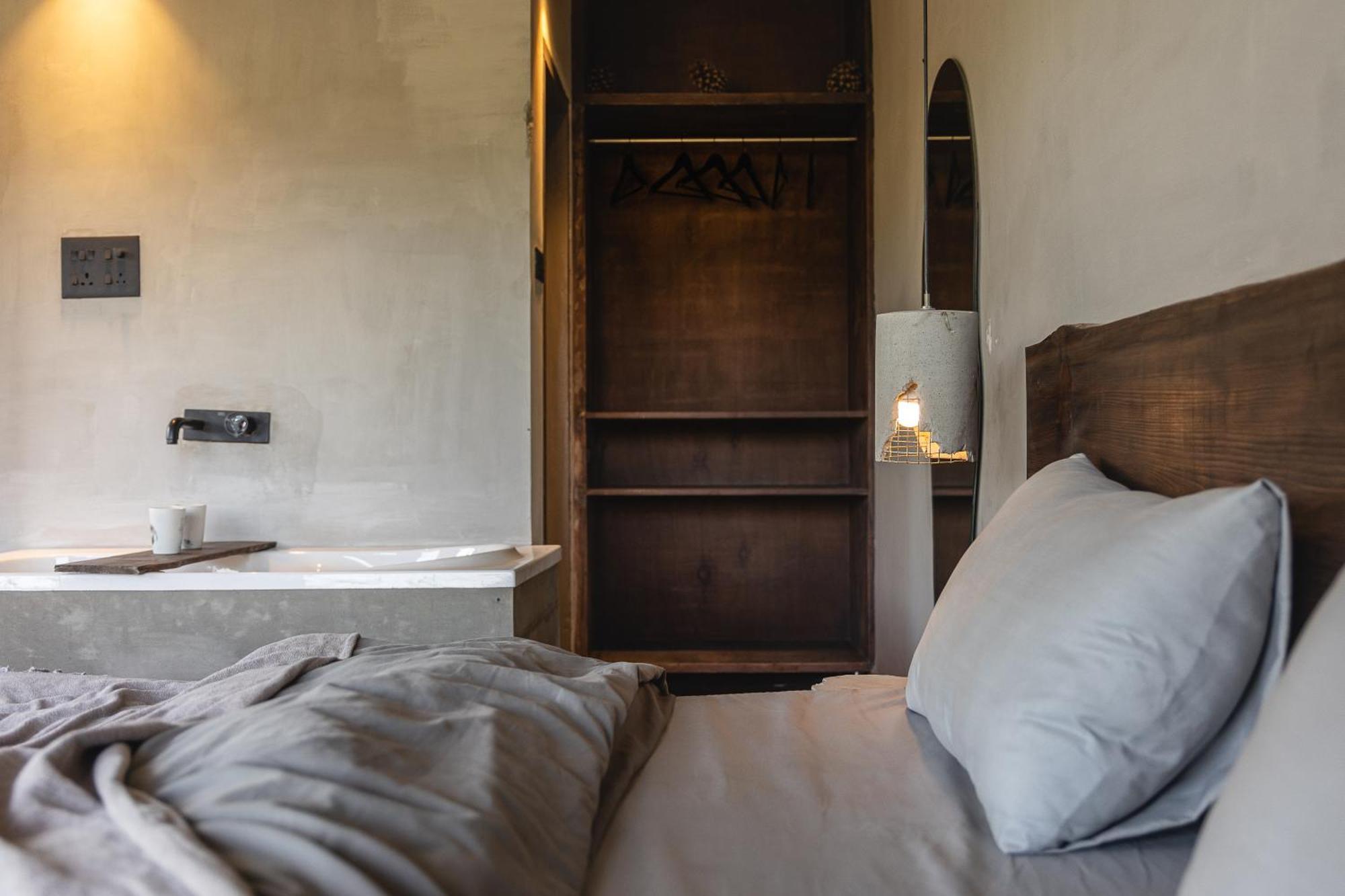 Exstasy Stays - Bathtub Rooms & Cafe - Your Romantic & Cozy Getaway - Thhpsociety - มุกเตชวาร์ ภายนอก รูปภาพ
