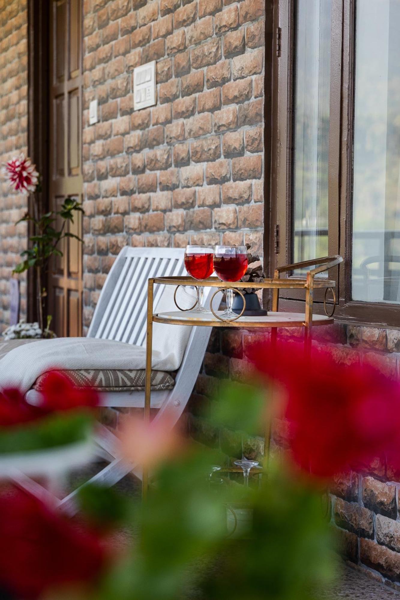 Exstasy Stays - Bathtub Rooms & Cafe - Your Romantic & Cozy Getaway - Thhpsociety - มุกเตชวาร์ ภายนอก รูปภาพ