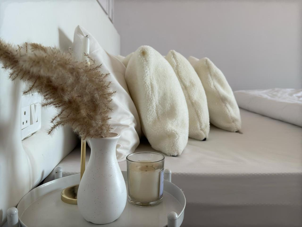 Exstasy Stays - Bathtub Rooms & Cafe - Your Romantic & Cozy Getaway - Thhpsociety - มุกเตชวาร์ ภายนอก รูปภาพ
